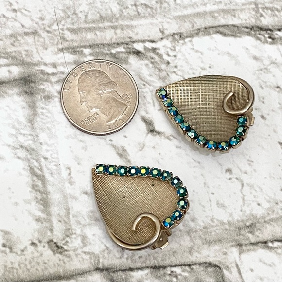 Vintage Unsigned Inverted Heart Light Gold-tone with AB Crystals Clip Earrings - Picture 10 of 14